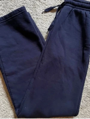 Mjukisbyxor Gina Tricot - Säljer mina mjukisbyxor från Gina Tricot i storlek XXS, i nyskick! Nypris 299kr