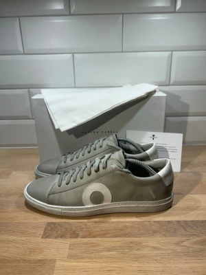 Oliver Cabell Skor - I princip helt nya Oliver Cabell skor, endast testade en gång🔥| Storlek: 45 | Ingår: Box, dustbag och äkthetscertifikat | Vid frågor eller diskussion om pris är det bara att skriva✍🏼| Frakt inom 48h📦