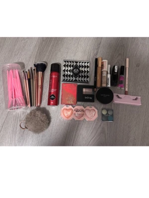 Sminkborstar och tillbehör set - Säljer ett kit med sminkborstar i roséguld och svart, rosa rakblad för ansikte, lösögonfransar,  en fluffig nyckelring och smink i olika märken. Perfekt för dig som vill ha allt för sminkrutinen samlat. 
