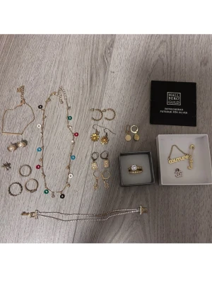 Smycken - Säljer ett blandat smyckespaket med halsband, armband, örhängen, ringar mm . 