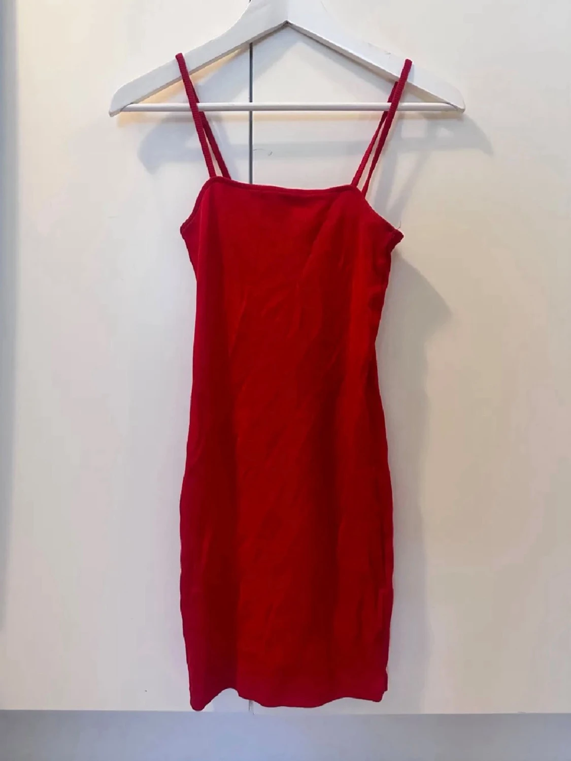 Röd kort klänning med smala band