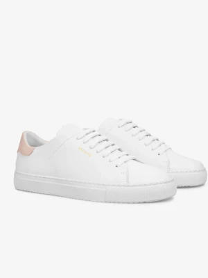 Vita sneakers från Axel Arigato - Stilrena vita sneakers från Axel Arigato i modellen The clean 90 med ljusrosa mockadetalj på hälen och guldfärgad logga på sidan. Nypris 2650kr!💕 Använda ca. 4-5 gånger. Storlek 41 men små i storleken så passar 40 perfekt. Säljer då det är fel färg.💕Pris kan diskuteras!