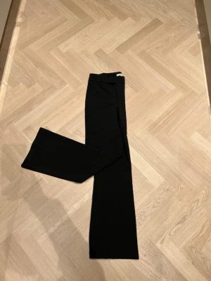 Svarta bootcut kostymbyxor - Säljer dessa jättefina kostymbyxor ifrån madlady. Modellen heter Ava 01Mid Bootcut Kostymbyxor - Black kostar 699. Dessa är även helt oanvända inte ens tvättat en gång! Skriv om ni vill ha bilder på så fixar jag💕pris kan diskuteras