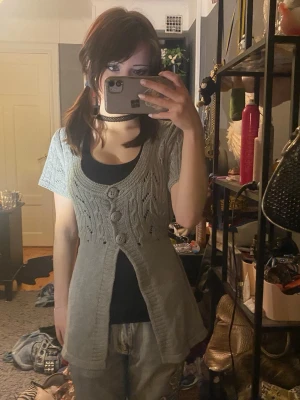 Söt grå kofta❤️ - Super fin grå kofta med ett snöre man kan knyta till i ryggen❤️den är storlek L men man kan justera storleken i ryggen så det ser bra ut om man är en mindre storlek❤️