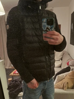 Moncler Cardigan - Snygg Vår/Höst jacka som även fungerar vintertid! Storlek XXL men enligt mig mer som en XL. Jackan är i bra skick utan skador (Eventuellt damm eller liknande syns på bilder) Personen på bilden är 195 lång och väger 75kg (Skulle våga rekommendera denna till personer som är någonstans mellan 180/200cm beroende på kroppsform.) Hör av er angående frågor! Priset är icke hugget i sten! Mvh 