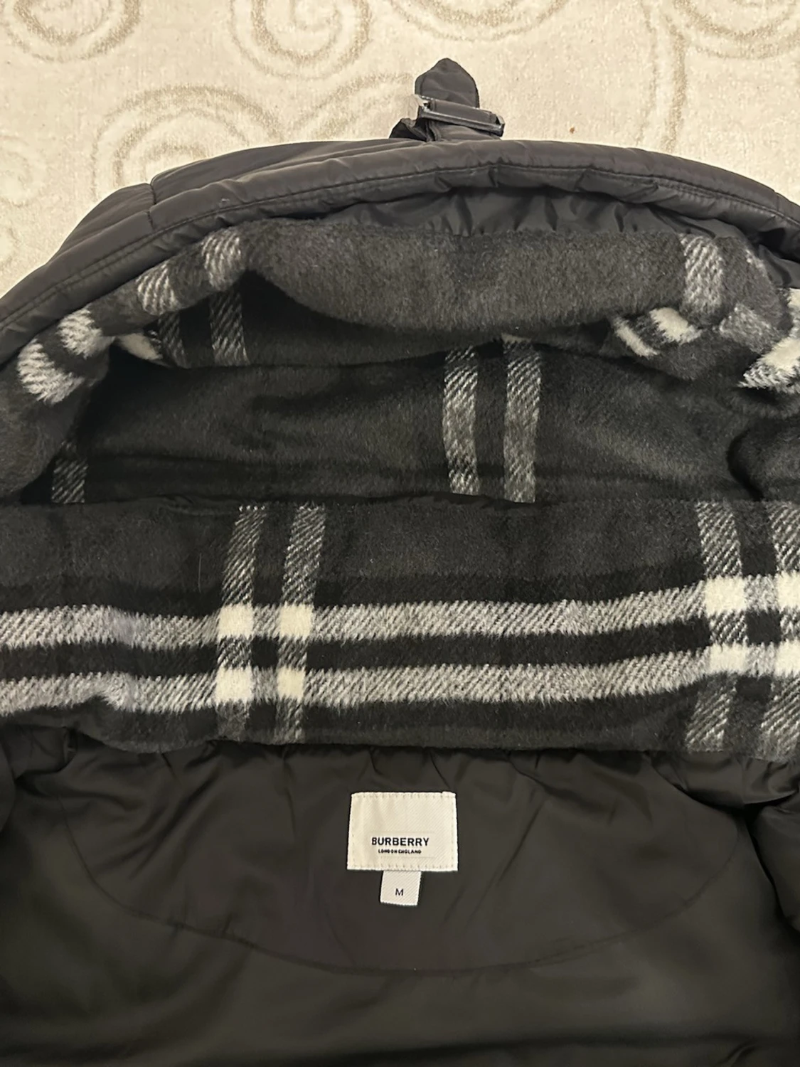 Svart pufferjacka från Burberry - 4