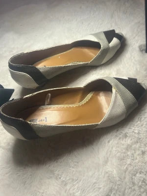 Svartvita ballerinaskor - Ballerina skor i storlek 38, inte riktigt min stil och dom är lite förstora för mig och har därför valt att sälja dom, de har lite defekter vid hälarn men inget som påverkar funktionen 💕