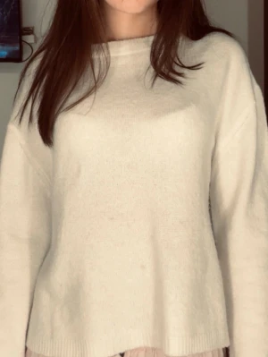 Vit stickad tröja från Lager 157 ✨ -  Superfin och mjuk stickad tröja i klassisk vit färg 🤍 Ett perfekt basplagg som passar till allt – jeans, kjol eller över en klänning.  ▫️ Storlek: S ▫️ Skick: Mycket bra, inga skador alls ▫️ Bekväm passform – perfekt till vardag, skola eller mysiga outfits  Skriv gärna vid frågor eller om du vill ha fler bilder 💌 Snabb affär uppskattas!  