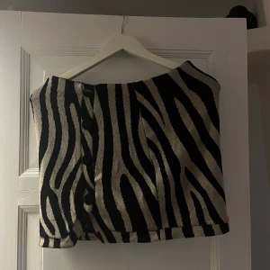 Zebramönstrad kjol med knappar - Zebramönstrad kjol som även går att bära som en bandeutopp🦓🤎