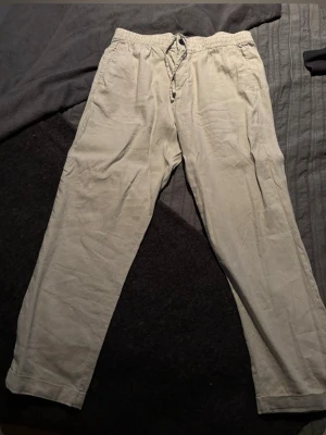 Beiga linnebyxor med snörning - Beiga linnebyxor från H&M