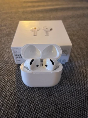 Helt nya Apple AirPods 4 trådlösa hörlurar - Helt nya vita Apple AirPods 4 med laddningsetui endast testade och köpta i julklapp. Snygg och kompakt design i plast, perfekt för musik, poddar och samtal. Levereras med originalförpackning och laddningscase. Smidig anslutning till iPhone och andra Apple-enheter.