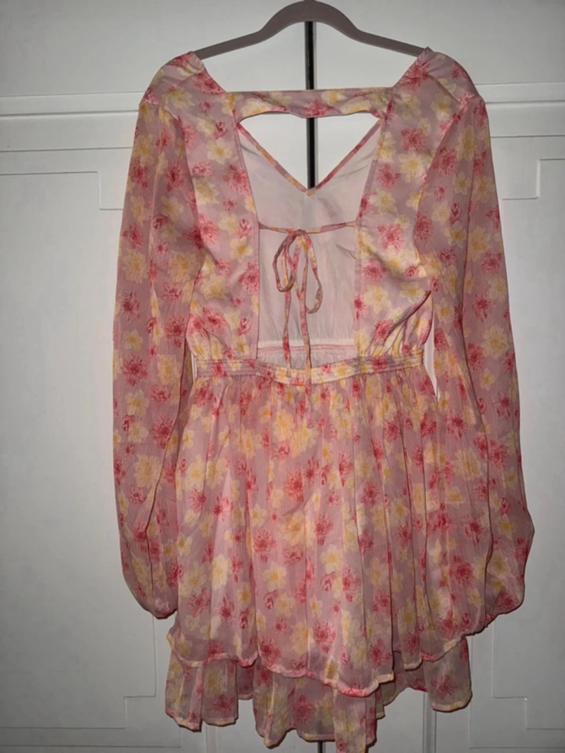 Blommig kortklänning med volang - 3