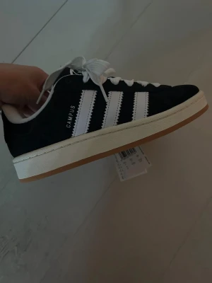 Campus skor - Svarta campus skor i storlek 36, använda 2 gånger under korta tillfällen. Inte några defekter eller skador!