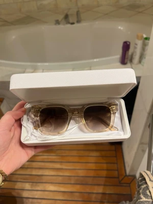 solglasögon CHIMI - Snygga solglasögon från CHIMI 04 i färgen ecru. Aldrig använt 