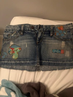 Jeans kjol -  Vill se vad jag kan få för min unika jeans kjol. Jag köpte den för 800 kr för att de hand sydde alla detaljer Den är ganska kort men passar personer som Bär smal