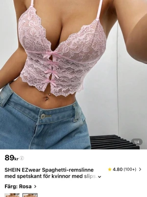 Rosa spetskorsett från SHEIN - Söt rosa korsett-topp från SHEIN med tunna axelband och detaljer i spets. Toppen har dekorativa rosetter framtill och genombruten spetsdesign. Croppad modell med smickrande passform och knytband baktill.