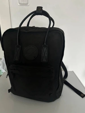 Svart ryggsäck från Fjällräven - Hej! Säljer denna helsvarta kånken, med läderdetaljer. (Obs de fläckar som syn inuti är hårolja). Ett sittunderlag följer med. Nypris 1899kr
