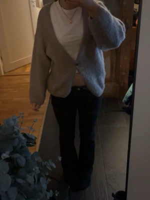 Stickad kofta - En eftertraktad Lindex kofta i färgen brun beige. Den är använd fåtal gånger och är i fint skick. Skriv vid fråger och funderingar🫰🫰