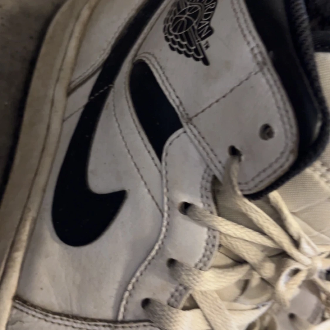 Nike Air Jordan 1 vita och svarta sneakers - 2