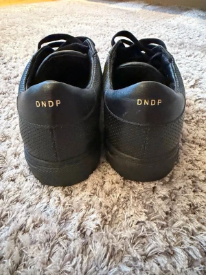 Dondup skor – strl 39 – nyskick - Säljer ett par snygga Dondup skor i storlek 39. Skorna är i nyskick, mycket lite använda och utan synligt slitage. • Storlek: 39 • Skick: Nyskick • Original & äkta • Stilrena och bekväma – passar både till vardag och mer uppklädda outfits  Pris: 1 000kr  Kan skickas mot fraktkostnad eller mötas upp enligt överenskommelse. Hör av dig vid frågor eller om du vill ha fler bilder.