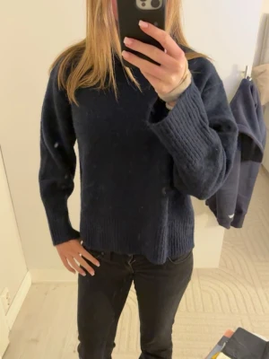 Mörkblå stickad tröja - Säljer nu min marinblåa stickade tröja som är från Gina tricot. Tröjan är i storlek 146/152!