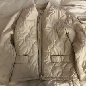 Quiltad jacka  - Säljer denna jättefina beiga quiltade jackan från Kappahl, storlek 158 men sitter som xs/s 💞 lite nopprig vid kragen och slutet av ärmen men annars jättefin!
