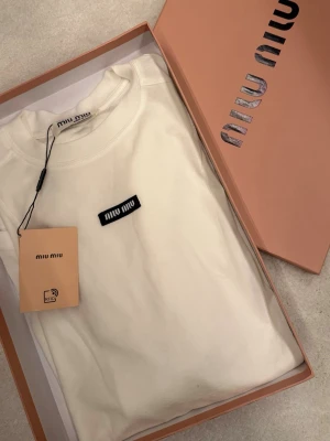 Miu Miu tröja - Tunn tröja i bomull. Lappar och kartong. 