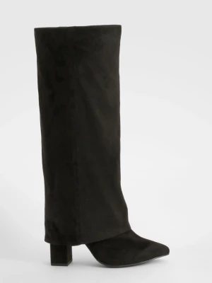 Svarta mockastövlar med klack - Säljer ett par svarta stövlar i mocka med hög, bred klack och spetsig tå. Stövlarna har en stilren och minimalistisk design som passar till många olika outfits. Perfekta för dig som vill ha en klassisk look med en modern twist.