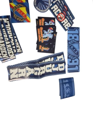 Djurgården klistermärken mix - Djurgården klibbor, jag säljer dessa för jag ska köpa en match biljett och det som blir över går till sofialäktaren 