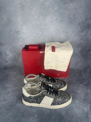 Valentino Flycrew - Skick: 8,5/10. | Ingår: skor, Box, Dustbags och extrasnören. | Nypris: +- 7000 SEK.