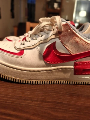 Nike Air Force One  - Storlek 40, 5. Väldigt bra skick. Slitningar på skorna är bara retro style, just den modellen.