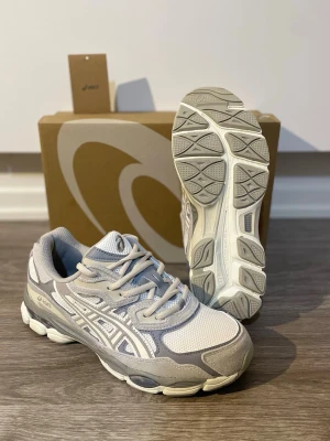 Asics gel - Asics Gel i toppkvalitet ✅ Orginal, med perfekt passform och streetstyle vibe. Skorna finns i lager och skickas direkt med snabb leverans.                                              Begränsat antal – först till kvarn. 💨  Följ @ExcluStore på TikTok för fler exklusiva drops och kommande släpp. 🤗