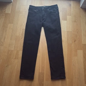 Svarta raka jeans - Svarta jeans med klassisk femficksdesign och raka ben. Jeansen har en enkel look utan synliga slitningar eller dekorationer, perfekt för en clean och stilren outfit. Materialet är jeans och passformen är normal.