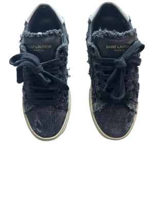 Saint Laurent svarta denim sneakers - Saint Laurent sneakers i svart denim med slitna detaljer och vit sula. Säljer då de inte passar. 