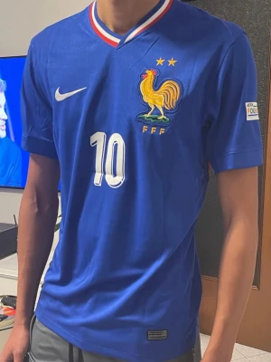 Mbappe X France Tröja - En fin Mbappe tröja i extremt bra skick. Vid funderingar eller frågor så kan ni bara skriva till mig. Tack Mvh 😊, Bundle är möjligt om ni vill bara att höra er om man vill ha fler bilder priset är ej hugget i sten