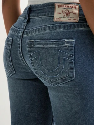 Blå jeans från True Religion - Snygga blå lågmidjade jeans från True Religion med ikoniska kontrastsömmar och stora bakfickor med broderad logga. Klassisk femficksmodell och normal passform. Enda deffekten är att dragkedjan hoppat av vilket man enkelt kan fixa själv eller lämna in. Förutom det nästan helt oanvända. Därav billigt pris. Pris förhandlingsbart vid snabb affär.