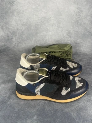 Valentino rockrunner skor - Storlek: 41 || Skick:  8/10|| Nypris: Ca 6000kr || Följ för liknande produkter 🌊