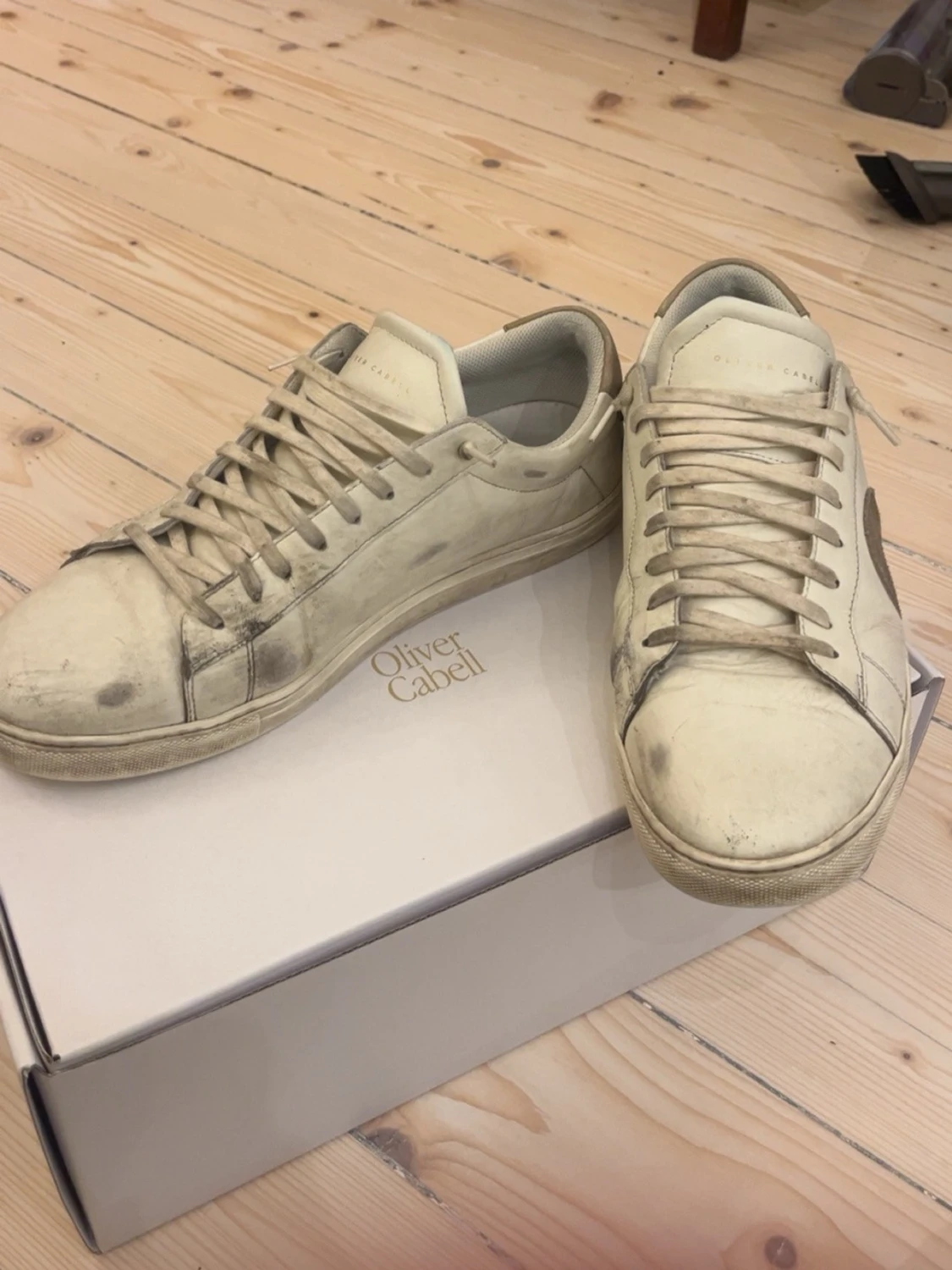 Oliver Cabell vita sneakers med bruna detaljer - 1