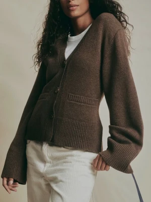 Merino wool knitted cardigan - Fin och mysig catdigan från fina tricot, slutsold och säljs för 900 orginellt.