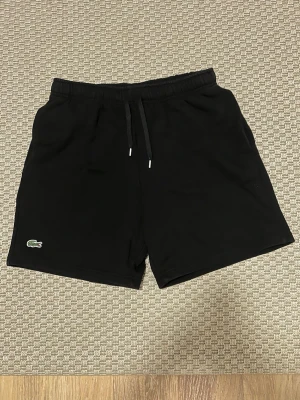 Svarta Lacoste shorts - Storlek S, top kvalité, skick 9,6/10 