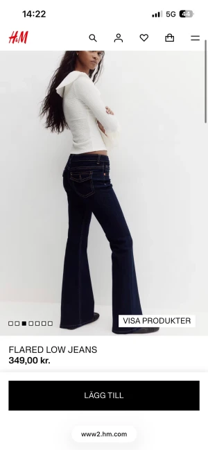 Mörkblå flared jeans från H&M - Snygga mörkblå flared jeans från H&M med låg midja och klassiska fickor bak. Jeansen har utsvängda ben och kontrastsömmar som ger en trendig look. Perfekta för dig som gillar 70-talsvibbar och vill sticka ut.