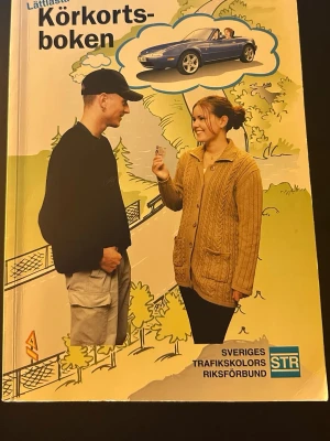 Lättlästa Körkortsboken + CD - Lättlästa Körkortsboken från STR med cd skiva, B-körkort handledarbok och B-körkort handledarbok från STR.