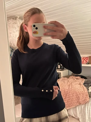 Holly & Whyte tröja - Tröjan är en fin stickad tröja som passar perfekt till vardagen och är skön att ha på sig! Storlek S och köptes på Lindex med märket Holly & Whyte. Har ni några frågor eller är intresserade så är det bara att skriva till mig och klicka på köp!