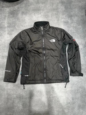 North Face Jacka - Snygg välvårdad jacka ifrån The North Face. Jackan är av ”Summit Series” kollektionen. Storleken är medium men jag skulle säga S/XS. Hör av dig vid frågor, brukar svara snabbt!