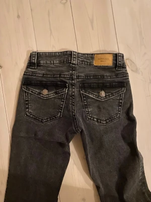 Svarta bootcut jeans med fickdetaljer - Snygga svarta bootcut jeans från Gina tricot med fickor där bak. Säljer för att dom var för små när jag köpte dom och kan tyvärr inte skicka tillbaka, därför så bra skick. Ordinariepris 500!
