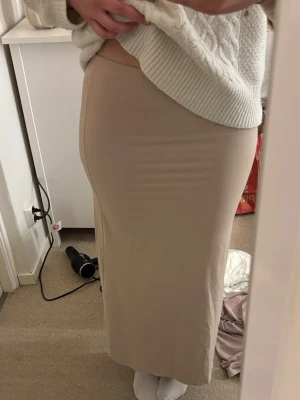 Beige kjol - Beige långkjol i skönt material