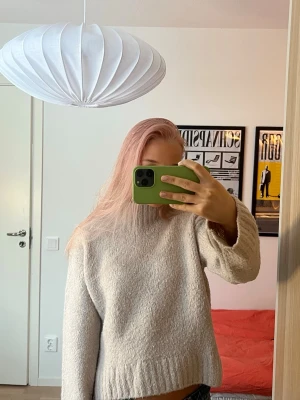 Beige stickad tröja med polokrage  - Ljusbeige stickad polotröja, jättemysig på vintern!🤍🤎