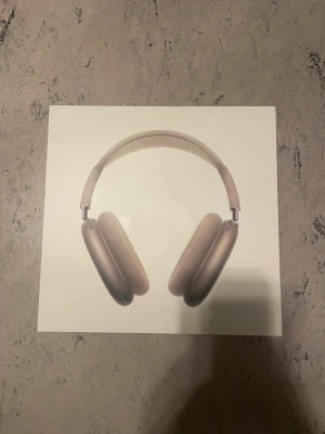 AirPods Max Stjärnglans - Apple AirPods Max Starlight nyskick. Tveka inte på att höra av dig vid eventuella frågor !! 😁