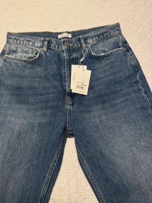 Blå jeans Anine Bing new with tags on - Klassiska blå jeans från Anine Bing jätte snygga aldrig använt köpte fel storlek .