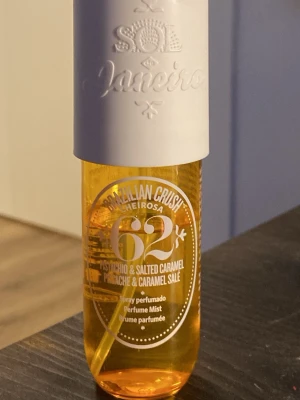 Brazilian Crush Cheirosa 62 Mist Sol De Janeiro - Perfume mist med pistage och salt karamell doft. Jag säljer den populäraste doften av Sol De Janeiro i den gamla/originella designen. Väldigt ren och fin flaska.  ⭐️IFALL du har en cheriosa 71 hade jag varit öppen till att byta!!! 